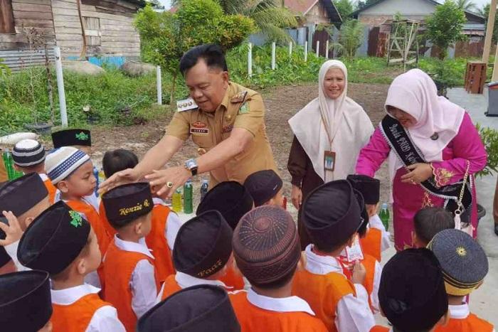 Hari Pertama Sekolah, Bupati dan Bunda PAUD Meranti Tinjau MPLS Ramah Anak di Selatpanjang